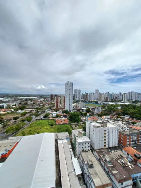 Excelente apartamento localizado em Boa Viagem, com 57,02m² de área útil.

Imóvel possui varanda, sala para dois ambientes, dois quartos sendo um suíte, banheiro social, cozinha, área de serviço e uma vaga de garagem coberta. 

O edifício dispõe de área de lazer completa, com mini campo de futebol, playground, churrasqueira, piscina, sauna, salão de festa e academia. 

Agende hoje mesmo sua visita!