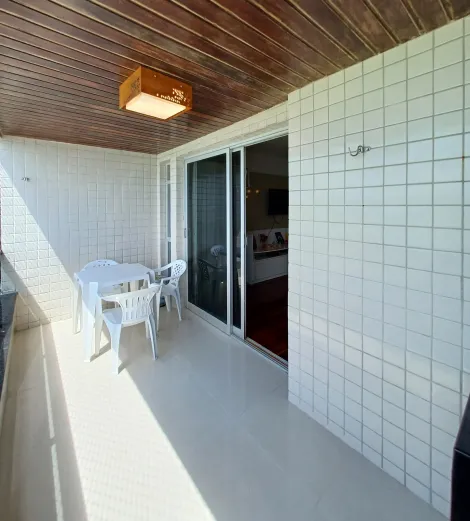 Excelente apartamento beira mar localizado em Casa Caiada/Olinda, com 157m2 de área útil. 

O imóvel possui sala para três ambientes, três quartos sendo um suíte, banheiro social, quarto e banheiro de serviço, área de serviço e uma vaga de garagem coberta. 

O edifício dispõe de salão de festas, portaria 24hs, gás encanado e portão eletrônico. 

Agende agora sua visita!