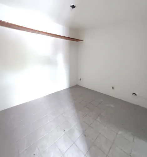 Excelente ponto comercial em formato dúplex, com uma área total de 190,00 m² no bairro do Cabanga! 

O pavimento superior possui duas salas amplas, ideais para consultórios ou escritórios, além de um WC social.

No pavimento inferior possui uma recepção, uma sala grande perfeita para reuniões e eventos, e quatro salas privativas que podem ser utilizadas de diversas maneiras, dois lavabos, uma copa, uma cozinha funcional, uma ducha, além disso conta com uma sala da bomba, essencial para manutenção.

O estacionamento oferece duas vagas de garagem.

Agende sua visita!