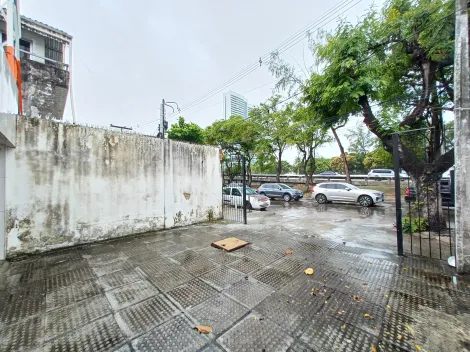 Excelente ponto comercial em formato dúplex, com uma área total de 190,00 m² no bairro do Cabanga! 

O pavimento superior possui duas salas amplas, ideais para consultórios ou escritórios, além de um WC social.

No pavimento inferior possui uma recepção, uma sala grande perfeita para reuniões e eventos, e quatro salas privativas que podem ser utilizadas de diversas maneiras, dois lavabos, uma copa, uma cozinha funcional, uma ducha, além disso conta com uma sala da bomba, essencial para manutenção.

O estacionamento oferece duas vagas de garagem.

Agende sua visita!