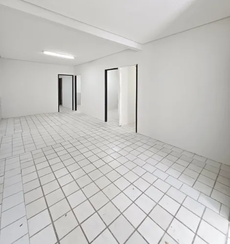 Excelente ponto comercial em formato dúplex, com uma área total de 190,00 m² no bairro do Cabanga! 

O pavimento superior possui duas salas amplas, ideais para consultórios ou escritórios, além de um WC social.

No pavimento inferior possui uma recepção, uma sala grande perfeita para reuniões e eventos, e quatro salas privativas que podem ser utilizadas de diversas maneiras, dois lavabos, uma copa, uma cozinha funcional, uma ducha, além disso conta com uma sala da bomba, essencial para manutenção.

O estacionamento oferece duas vagas de garagem.

Agende sua visita!