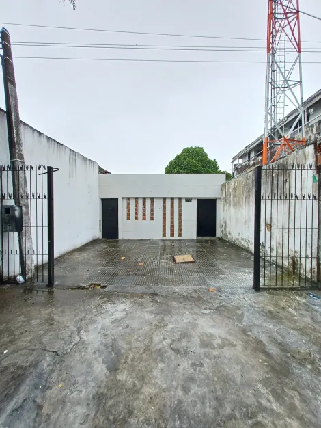 Excelente ponto comercial em formato dúplex, com uma área total de 190,00 m² no bairro do Cabanga! 

O pavimento superior possui duas salas amplas, ideais para consultórios ou escritórios, além de um WC social.

No pavimento inferior possui uma recepção, uma sala grande perfeita para reuniões e eventos, e quatro salas privativas que podem ser utilizadas de diversas maneiras, dois lavabos, uma copa, uma cozinha funcional, uma ducha, além disso conta com uma sala da bomba, essencial para manutenção.

O estacionamento oferece duas vagas de garagem.

Agende sua visita!