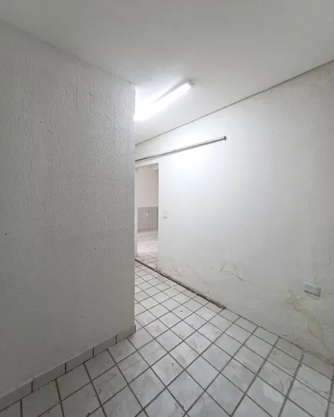 Excelente ponto comercial em formato dúplex, com uma área total de 190,00 m² no bairro do Cabanga! 

O pavimento superior possui duas salas amplas, ideais para consultórios ou escritórios, além de um WC social.

No pavimento inferior possui uma recepção, uma sala grande perfeita para reuniões e eventos, e quatro salas privativas que podem ser utilizadas de diversas maneiras, dois lavabos, uma copa, uma cozinha funcional, uma ducha, além disso conta com uma sala da bomba, essencial para manutenção.

O estacionamento oferece duas vagas de garagem.

Agende sua visita!