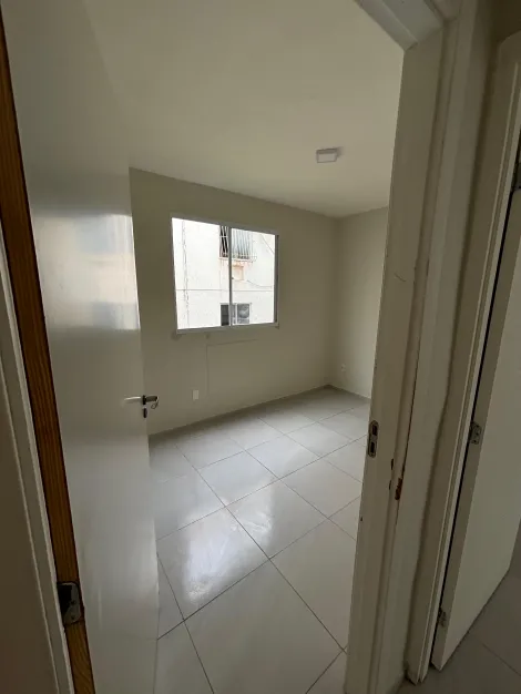 Excelente apartamento localizado em Camaragibe com 41,67m² e área útil.

O imóvel possui sala para dois ambientes, 2 quartos , 1 wc social, cozinha, área de serviço e 1 vaga de garagem.

O condomínio dispõe de salão de festas, sala de jogos, churrasqueira, academia, mini mercado, câmeras de segurança, gás encanado, portaria 24h.

Agende sua visita!