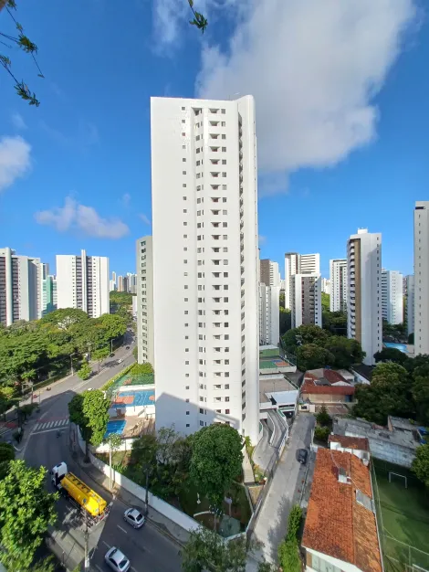 Excelente apartamento com 160m² de área útil, localizado no bairro de Parnamirim. 

O imóvel possui varanda gourmet, sala para dois ambientes, três quartos suítes sendo um com acesso a varanda, lavabo, cozinha, quarto e banheiro de serviço, área de serviço e três vagas de garagem cobertas. 

O condomínio dispõe de espaço gourmet, academia, piscina adulto e infantil, playground, pet place, gás encanado, gerador, bicicletário, portão eletrônico, portaria 24hrs e mais. 

Agende sua visita!