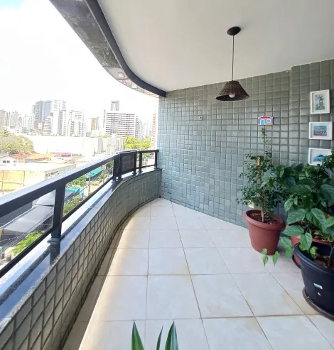 Excelente apartamento localizado em Boa Viagem, com 164,83m² de área útil.

O imóvel possui varanda, sala para dois ambientes, quatro quartos sendo um suíte, banheiro social, cozinha, área de serviço, quarto e banheiro de serviço e três vagas de garagem sendo duas cobertas. 

O edifício dispõe de academia, playground. salão de festas e salão de jogos. 

Agende sua visita!