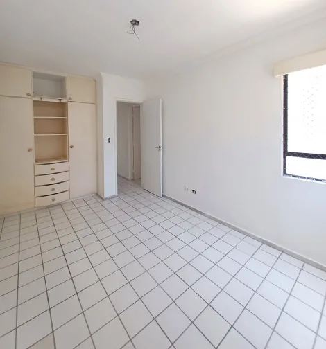 Apartamento de 119,75m² de área privativa com excelente localização, perto da praia de Piedade. 

O imóvel possui varanda, sala para dois ambientes, três quartos sendo um suíte, banheiro social, cozinha, quarto e banheiro de serviço, área de serviço e duas vagas de garagem cobertas. 

O condomínio dispões de campo de futebol, churrasqueira, espaço gourmet, piscina, playground, salão de festa, gás encanado, portaria 24horas, portão eletrônico e mais.

Agende sua visita!