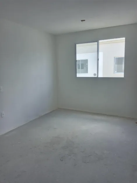 Apartamento com 41,79m² de área construída, localizado em Barra de Jangada.

O imóvel possui sala, dois quartos, banheiro social, cozinha, área de serviço e uma vaga de garagem.

Obs. Imóvel em reforma colocando o piso.

O condomínio dispõe de churrasqueira, área gourmet, espaço fitness, playground, salão de festa, portão eletrônico e portaria 24horas.

Agende sua visita!