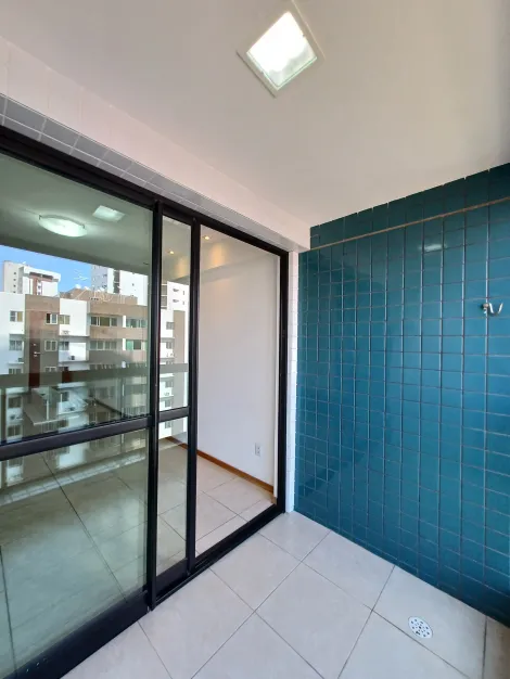 Excelente apartamento localizado em Boa Viagem, com 99,55m² de área útil.

O imóvel possui varanda, sala para dois ambientes, três quartos sendo um suíte, banheiro social, cozinha, quarto e banheiro de serviço, área de serviço e duas vagas de garagem cobertas. 

O edifício dispõe de salão de festas, piscina adulto e infantil, churrasqueira, gás encanado, câmeras de segurança, portão eletrônico, portaria 24h.

Agende sua visita!