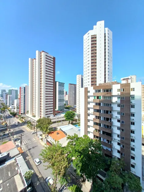 Excelente apartamento localizado em Boa Viagem, com 99,55m² de área útil.

O imóvel possui varanda, sala para dois ambientes, três quartos sendo um suíte, banheiro social, cozinha, quarto e banheiro de serviço, área de serviço e duas vagas de garagem cobertas. 

O edifício dispõe de salão de festas, piscina adulto e infantil, churrasqueira, gás encanado, câmeras de segurança, portão eletrônico, portaria 24h.

Agende sua visita!