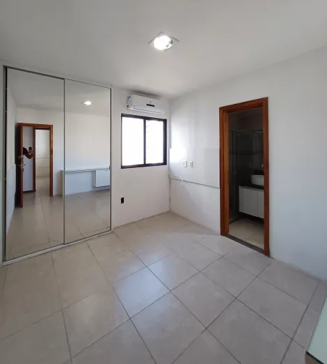 Excelente apartamento localizado em Boa Viagem, com 99,55m² de área útil.

O imóvel possui varanda, sala para dois ambientes, três quartos sendo um suíte, banheiro social, cozinha, quarto e banheiro de serviço, área de serviço e duas vagas de garagem cobertas. 

O edifício dispõe de salão de festas, piscina adulto e infantil, churrasqueira, gás encanado, câmeras de segurança, portão eletrônico, portaria 24h.

Agende sua visita!