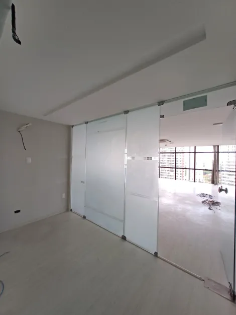 Excelente e ampla sala empresarial com 178,00 m² no bairro das Graças!

O espaço conta com uma recepção moderna e acolhedora, proporcionando um ambiente profissional para receber clientes e parceiros.

A área inclui uma copa bem equipada, perfeita para pausas rápidas e momentos de descontração, além disso, o imóvel dispõe de cinco garagens cobertas, garantindo conforto e segurança para a equipe e visitantes.

Com um layout flexível, a sala pode ser adaptada conforme as demandas do seu negócio, promovendo eficiência e produtividade. Aproveite essa oportunidade para estabelecer sua empresa em um local estratégico e de fácil acesso.
Agende já sua visita!