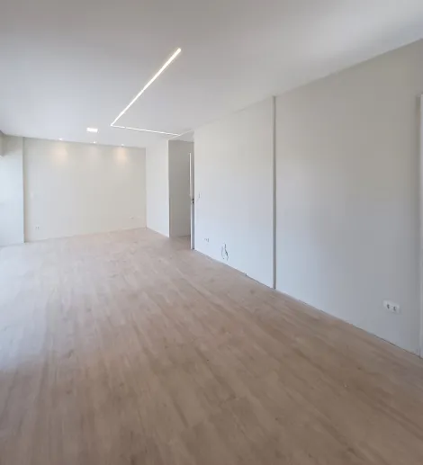 Excelente apartamento localizado em Piedade, com 132,38m² de área útil.

O imóvel possui varanda, sala para dois ambientes, três quartos sendo um suíte, banheiro social, cozinha, área de serviço, quarto e banheiro de serviço e duas vagas de garagem cobertas. 

O condomínio dispõe de portão eletrônico e espaço gourmet com churrasqueira.

Agende agora sua visita!