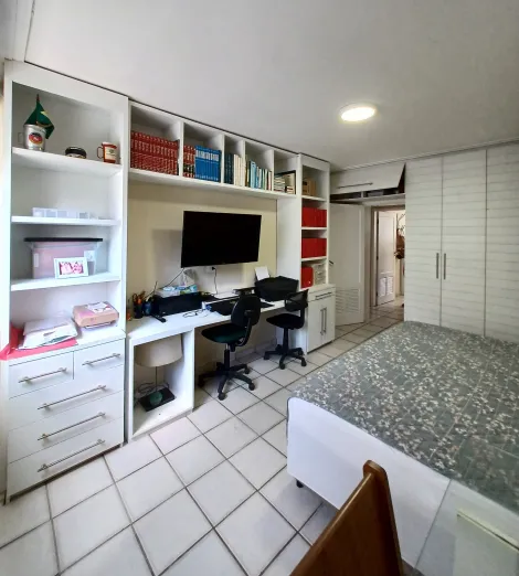 Apartamento com excelente localização na Avenida Boa Viagem, próximo ao Hotel Jangadeiro.

O imóvel possui 137,80m², sala para dois ambientes, quatro quartos sendo um suíte, wc social, cozinha, armários, área de serviço, quarto e banheiro de serviço e uma vaga de garagem coberta.

O edifício conta com portaria 24 horas, elevador, gerador, salão de festa e área de jogos. 


Agende sua visita!