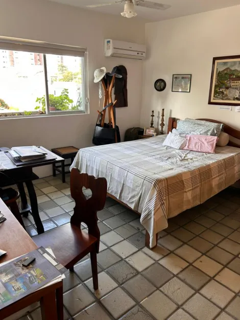 Apartamento com excelente localização no bairro de casa amarela, com 131,96m² de área útil.

O imóvel possui varanda, sala para dois ambientes, três quartos sendo um suíte, banheiro social, cozinha, área de serviço, quarto e WC de serviço e uma vaga de garagem coberta.

O edifício possui salão de festas, espaço kids, quadra poliesportiva, salão de festas, elevador e portaria 24 horas.

Agende sua visita!