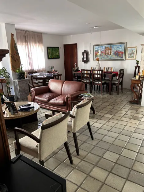 Apartamento com excelente localização no bairro de casa amarela, com 131,96m² de área útil.

O imóvel possui varanda, sala para dois ambientes, três quartos sendo um suíte, banheiro social, cozinha, área de serviço, quarto e WC de serviço e uma vaga de garagem coberta.

O edifício possui salão de festas, espaço kids, quadra poliesportiva, salão de festas, elevador e portaria 24 horas.

Agende sua visita!