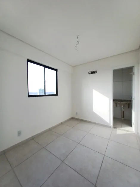 Excelente apartamento localizado no bairro da iputinga, com 50,18m² de área útil.

O imóvel possui varanda, sala para dois ambientes, dois quartos sendo um suíte, banheiro social, cozinha, área de serviço e uma vaga de garagem coberta. 

Condomínio dispõe portaria 24 horas, bicicletário, gás encanado, gerador, portão eletrônico, campo de futebol, churrasqueira, piscina, playground e salão de festas. 

Agende agora sua visita!