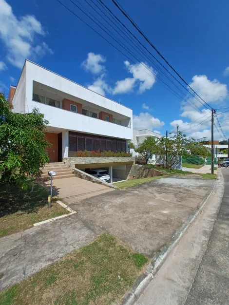 Excelente casa mobiliada em condomínio fechado de alto padrão, localizado no Alphaville Francisco Brennand que fica na várzea.  

O imóvel possui no térreo varanda, sala de estar e jantar, um quarto social, banheiro social, lavabo, despensa, cozinha, área de serviço, quarto e banheiro de serviço. 

No pavimento superior possui varanda, uma sala, três suítes com varanda, escritório e deposito. 

O imóvel conta uma área útil de 415,21m² e uma área total de 520,19m². Além de uma área de lazer privativa com piscina, chuveirão, espaço gourmet, banheiro social, depósito e quatro vagas de garagem cobertas. 

O condomínio conta com área de lazer com piscina, área fitness, campo de futebol, churrasqueira, espaço gourmet, espaço kids, pista de caminhada, playground quadra poliesportiva, quadra de tênis, salão de festas e salão de jogos.

Agende agora sua visita!