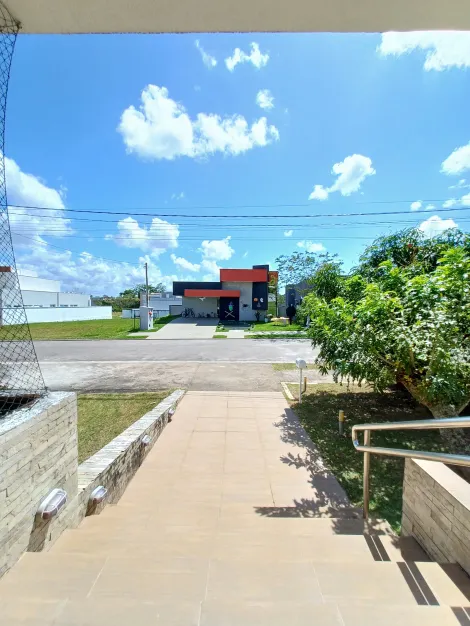 Excelente casa mobiliada em condomínio fechado de alto padrão, localizado no Alphaville Francisco Brennand que fica na várzea.  

O imóvel possui no térreo varanda, sala de estar e jantar, um quarto social, banheiro social, lavabo, despensa, cozinha, área de serviço, quarto e banheiro de serviço. 

No pavimento superior possui varanda, uma sala, três suítes com varanda, escritório e deposito. 

O imóvel conta uma área útil de 415,21m² e uma área total de 520,19m². Além de uma área de lazer privativa com piscina, chuveirão, espaço gourmet, banheiro social, depósito e quatro vagas de garagem cobertas. 

O condomínio conta com área de lazer com piscina, área fitness, campo de futebol, churrasqueira, espaço gourmet, espaço kids, pista de caminhada, playground quadra poliesportiva, quadra de tênis, salão de festas e salão de jogos.

Agende agora sua visita!