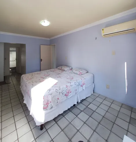 Excelente apartamento com localização privilegiada no bairro de Boa viagem!

O imóvel possui 118 m²de área útil, sala para 02 ambientes, 03 quartos sendo 02 suítes, banheiro social, cozinha, área de serviço, quarto e banheiro de serviço e 01 vaga de garagem coberta. 

O edifício dispõe de portaria 24hs e salão de festas.
agende agora sua visita!