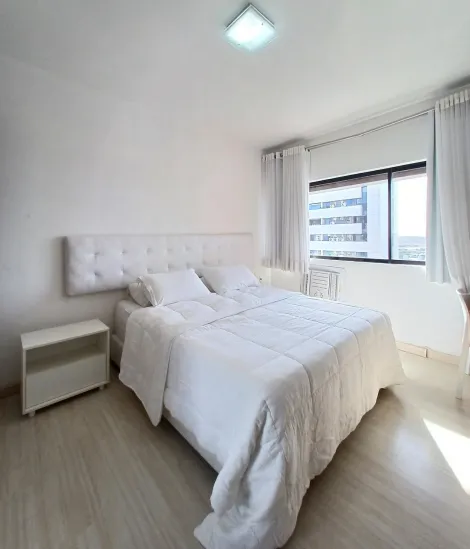 Excelente apartamento mobiliado com 50.70m² de área construída em Boa Viagem. 

O imóvel possui varanda, sala para dois ambientes, um quarto, banheiro social, cozinha e uma vaga de garagem rotativa coberta. 

O condomínio dispõe de academia, piscina adulto, quadra poliesportiva, salão de festas, sauna, gerador, gás encanado, portaria 24hrs e portão eletrônico. 

Agende sua visita.