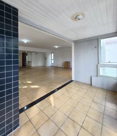 Apartamento de 182,00m² de área privativa, com excelente localização no bairro de Boa Viagem. 

O imóvel possui sala para três ambientes com varanda integrada, três quartos sendo dois suítes e um com closet, banheiro social, cozinha, quarto e banheiro de serviço, área de serviço e duas vagas de garagem cobertas. 

O condomínio dispõe de salão de festa, gás encanado, gerador, portão eletrônico e portaria 24hrs.

Agende sua visita!