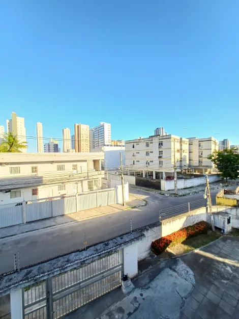 Apartamento com excelente localização no bairro de Piedade, com 155,03m² de área útil.

O imóvel possui sala para dois ambientes com varanda integrada, três quartos sendo um suíte com closet, banheiro social, cozinha, área de serviço, quarto e banheiro de serviço e duas vagas de garagem cobertas. 

O edifício dispõe de playground, portão eletrônico e portaria 24hs. 

Agende sua visita!