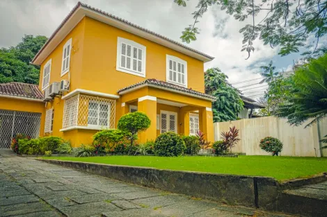 Excelente imóvel comercial com 2 pavimentos do bairro da Madalena.
O ponto conta com três salas no pavimento superior, cinco salas no pavimento inferior, três banheiros no total, dois terraços, uma copa, e quatro vagas de garagem descobertas.

Ótima localização, próximos de grandes vias de acesso da cidade, sendo ideal para vários tipos de atividades comerciais e corporativas.

Agende sua visita!