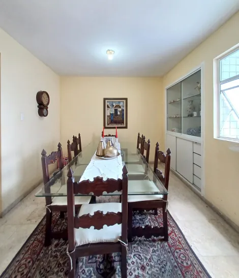 Apartamento duplex com excelente localização no bairro do Espinheiro. 

O imóvel possui 339m², no pavimento inferior dispões de Sala para quatro ambientes com varanda integrada, dispensa, três quartos sendo um suíte, lavabo, wc social, área de serviço, quarto de serviço, wc de serviço. 
No pavimento superior: 2 salas, 2 varandas, wc social, suíte com closet. 

Agende sua visita!