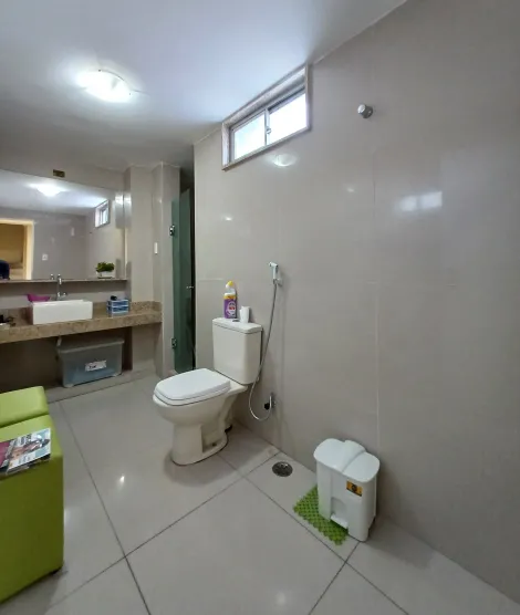 Apartamento duplex com excelente localização no bairro do Espinheiro. 

O imóvel possui 339m², no pavimento inferior dispões de Sala para quatro ambientes com varanda integrada, dispensa, três quartos sendo um suíte, lavabo, wc social, área de serviço, quarto de serviço, wc de serviço. 
No pavimento superior: 2 salas, 2 varandas, wc social, suíte com closet. 

Agende sua visita!