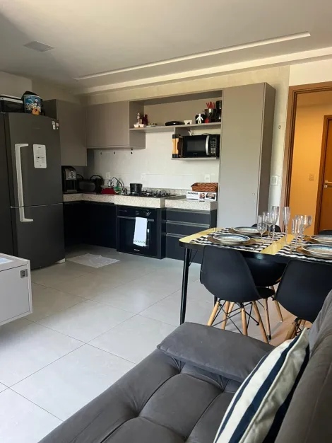 Excelente apartamento mobiliado localizado na Praia do Cupe próximo à Porto de Galinhas, com 53,30m² de área útil.

O imóvel possui varanda gourmet, sala para dois ambientes, dois quartos sendo um suíte, wc social, cozinha e uma vaga de garagem.

O condomínio dispõe de salão de festas, salão de jogos, quadra de tênis, quadra poliesportiva, playground, piscina adulto e infantil, academia, espaço kids, espaço gourmet e mais.

Agende sua visita!