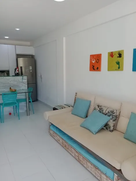 Excelente flat mobiliado localizado em Porto de Galinhas, com 46,38m² de área útil.

O imóvel possui varanda, sala para dois ambientes, dois quartos, banheiro social, cozinha, área de serviço e uma vaga de garagem.

Condomínio com excelente localização dispõe de elevador, piscina ao ar livre, sistema de segurança e portaria 24hs.

Agende agora sua visita!