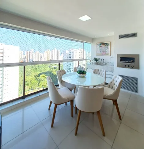 Apartamento alto padrão com excelente localização com 141,84m² de área útil, condomínio fechado com área de lazer completa e complexo aquático de 4.000m².

O imóvel possui sala para três ambientes com varanda gourmet integrada, três suítes, lavabo, cozinha, área de serviço, quarto e banheiro de serviço e duas vagas de garagem sendo uma coberta.

O Edifício dispõe de uma área de lazer totalmente equipada com mais de 70 itens. Piscinas adulto e infantil, bar, playground, spa, salão de festas, salão de jogos, sala de estudo, cinema, quadra poliesportiva, quadra de tênis, espaço gourmet, churrasqueira e muito mais. Além de portaria 24hs, câmeras de segurança, hortifrúti, minimercado e pet shop.

Agende agora sua visita!