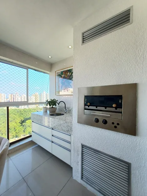 Apartamento alto padrão com excelente localização com 141,84m² de área útil, condomínio fechado com área de lazer completa e complexo aquático de 4.000m².

O imóvel possui sala para três ambientes com varanda gourmet integrada, três suítes, lavabo, cozinha, área de serviço, quarto e banheiro de serviço e duas vagas de garagem sendo uma coberta.

O Edifício dispõe de uma área de lazer totalmente equipada com mais de 70 itens. Piscinas adulto e infantil, bar, playground, spa, salão de festas, salão de jogos, sala de estudo, cinema, quadra poliesportiva, quadra de tênis, espaço gourmet, churrasqueira e muito mais. Além de portaria 24hs, câmeras de segurança, hortifrúti, minimercado e pet shop.

Agende agora sua visita!