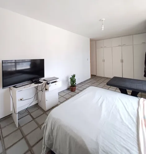 Apartamento de 173m² de área privativa com excelente localização na beira mar de Piedade. 

O imóvel dispõe de sala para dois ambientes, três quartos sendo um suíte, banheiro social, cozinha, banheiro e quarto de serviço, área de serviço e duas vagas de garagem cobertas. 

O condomínio dispõe de piscina, salão de festa, gás encanado, gerador, portaria 24hrs e portão eletrônico. 

Agende sua visita.