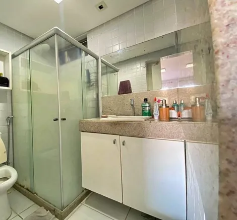 Apartamento com excelente localização no bairro de Boa Viagem, com 90m² de área útil. 

O imóvel possui sala para dois ambientes, três quartos sendo um suíte e um reversível, cozinha, área de serviço e uma vaga de garagem coberta.

O edifício dispõe de portaria 24hs, quatro apartamento por andar e oito andares.

Agende agora sua visita!