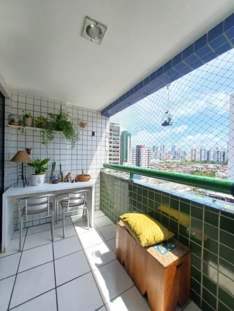 Apartamento padrão de 94,56m² de área privativa, localizado no bairro de Boa Viagem. 

O imóvel possui sala para dois ambientes, três quartos sendo um suíte, banheiro social, cozinha, banheiro e quarto de serviço, área de serviço e uma vaga de garagem coberta. 

O condomínio dispõe de piscina adulto e infantil, quadra poliesportiva, salão de festa, gás encanado, gerador e portaria 24hrs. 

Agende sua visita!