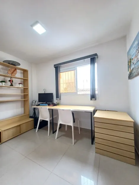 Excelente casa duplex em Casa Caiada! 

Imóvel possui com três quartos, sendo dois suítes, ideal para quem busca conforto e privacidade, ele conta com um banheiro, oferecendo praticidade no dia a dia. A cozinha é integrada à área de convivência, e a garagem proporciona comodidade para um carro. 

Para momentos de lazer, a casa possui uma churrasqueira privativa, perfeita para confraternizações com família e amigos. 

Localizada em uma região tranquila e de fácil acesso, esta residência é uma oportunidade única para quem busca qualidade de vida e segurança.
Agende sua visita!