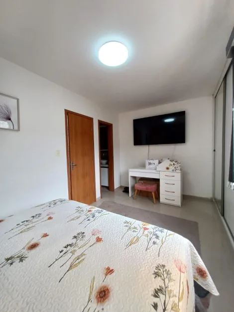 Excelente casa duplex em Casa Caiada! 

Imóvel possui com três quartos, sendo dois suítes, ideal para quem busca conforto e privacidade, ele conta com um banheiro, oferecendo praticidade no dia a dia. A cozinha é integrada à área de convivência, e a garagem proporciona comodidade para um carro. 

Para momentos de lazer, a casa possui uma churrasqueira privativa, perfeita para confraternizações com família e amigos. 

Localizada em uma região tranquila e de fácil acesso, esta residência é uma oportunidade única para quem busca qualidade de vida e segurança.
Agende sua visita!