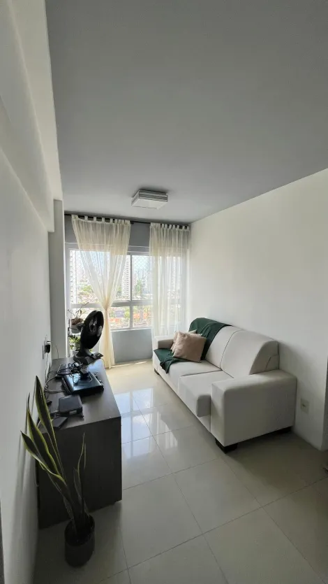 Apartamento com excelente localização no bairro da Madalena. 

O imóvel possui 47,79 m² de área construída, sala para 02 ambientes, 02 quartos sendo 01 suíte, banheiro social, cozinha, área de serviço, 01 vaga de garagem coberta.

O condomínio dispõe churrasqueira, espaço gourmet, piscina adulto, salão de festa, espaço kids, portaria 24 horas, câmeras de segurança.

Agende agora sua visita!